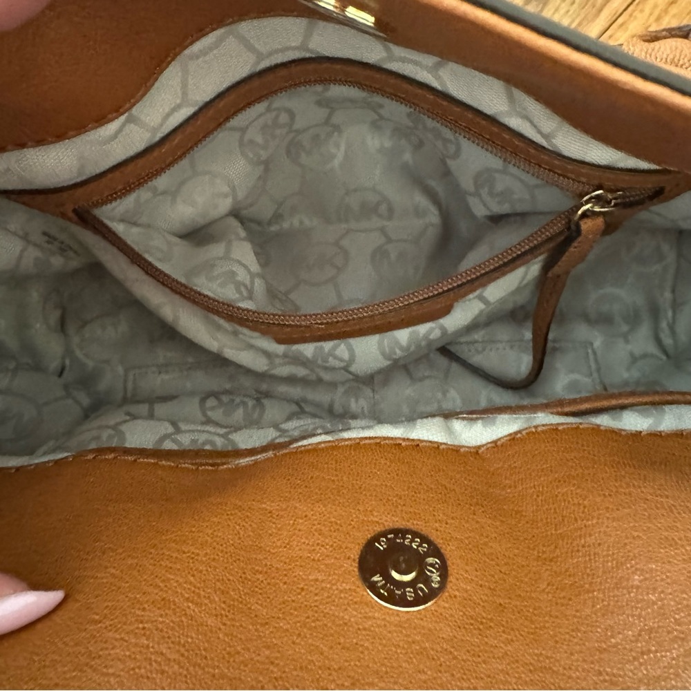 Michael Michael Kors Hamilton Soft Leather Bag - Picture 15 of 15